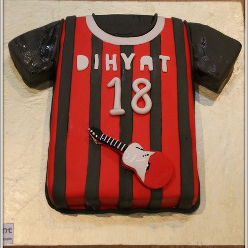 61fa2ab8edca3_61fa2ab8edca4.jpg AC Milan Jersey with Guitar Theme Cake - Image 1